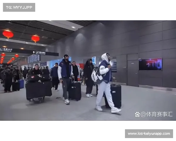 新疆男篮回归家乡 球迷热情接机气氛火热 李炎哲现场鼓掌赞赏 新疆男篮回归家乡 球迷热情接机气氛火热 李炎哲现场鼓掌赞赏