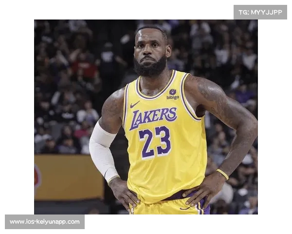 詹姆斯开启得分模式轻松过人上篮如入无人之境展现无与伦比的攻击力